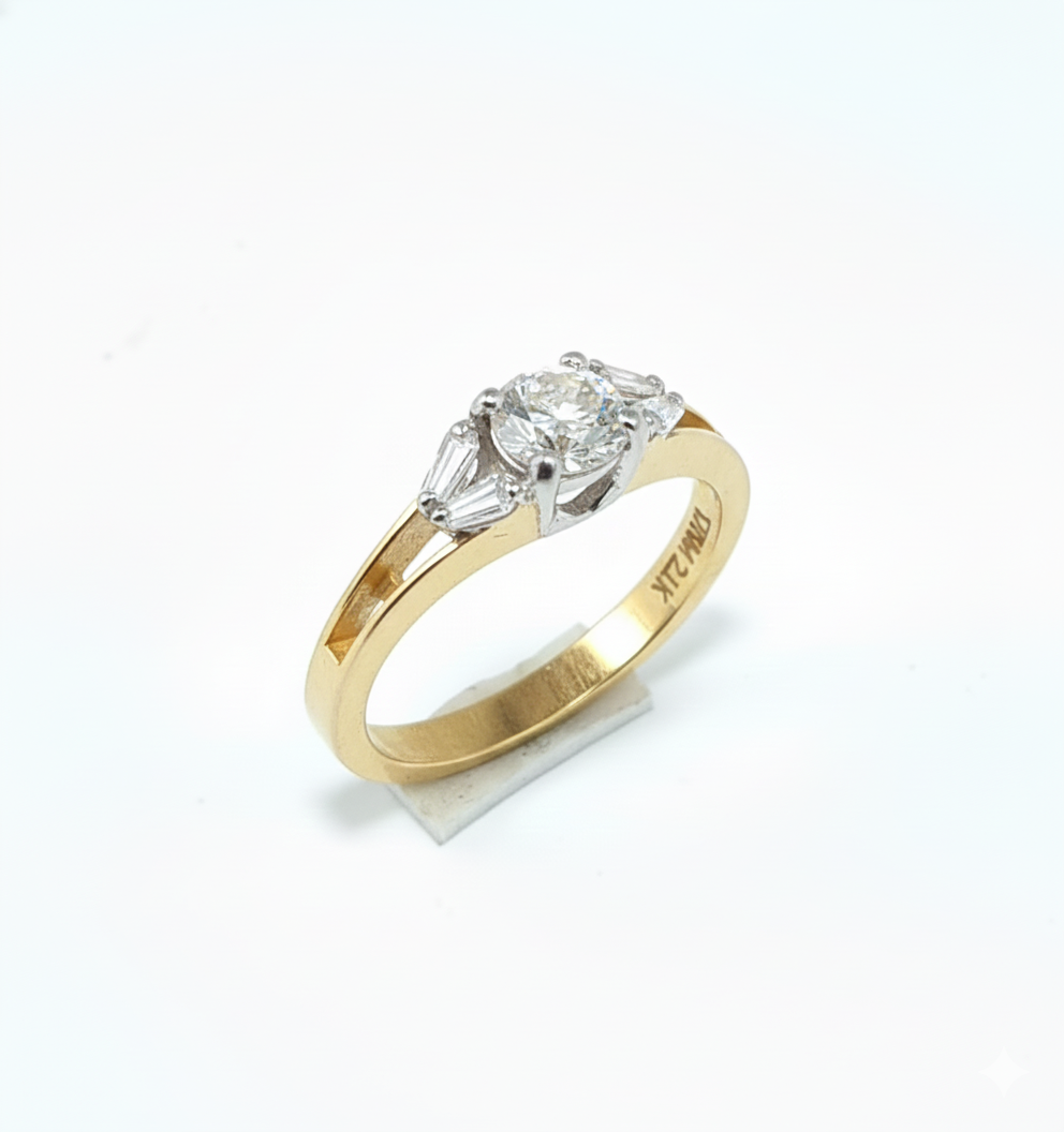 FJ 21K Gold Three-Stone Diamond Ring – Classic Elegant Design