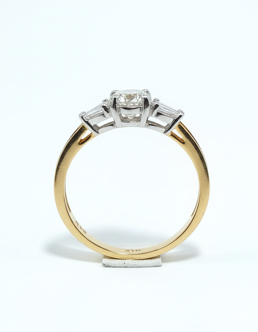 FJ 21K Gold Three-Stone Diamond Ring – Classic Elegant Design