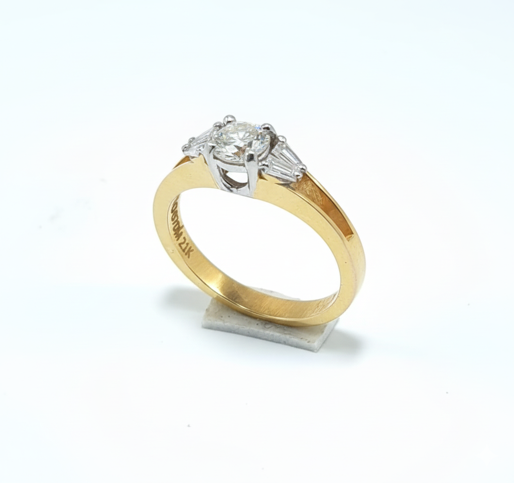 FJ 21K Gold Three-Stone Diamond Ring – Classic Elegant Design